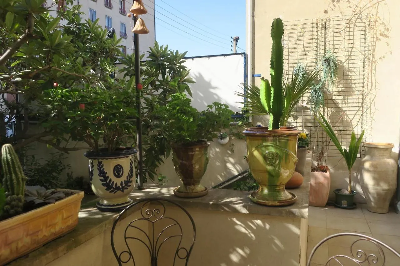 Tombe La Nefle Bed & Breakfast Avignon France