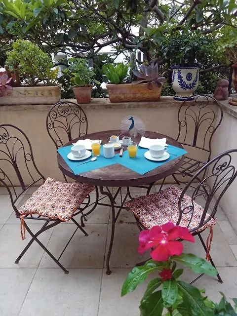 Tombe La Nefle Bed & Breakfast Avignon 0*,